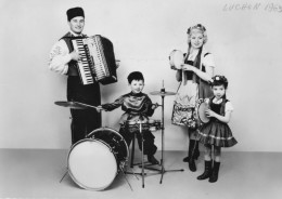 LUCHON 1965 - Vladimir (6 Ans) Et Vanina (4 Ans) Et Leurs Parents, Jacques Et Marina, Au Casino De Luchon - Gr. Format - Luchon