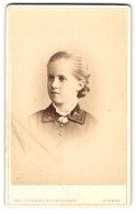Fotografie Emil Tiedemann, Dessau, Akensche-Str. 4, Junge Dame Mit Zeitgenössischer Frisur  - Personnes Anonymes