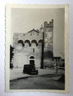 Photographie Ancienne Années 30-40 - église Fortifiée Des Saintes Maries De La Mer Avec Automobile - Places
