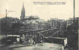 08 - Charleville Mézières - Le Pont De Pierre - Après Le Départ Des Allemands (Novembre 1918) - Animée - Soldats - CPA - - Charleville