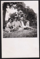 Photographie De 3 Touristes Japonais Au Bois De Vincennes Le 10 Août 1954, Japon Japan 5,9 X 8,8 Cm - Autres & Non Classés