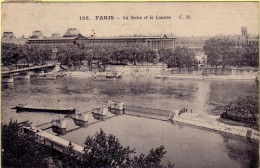 Paris La Seine Et Le Louvre ( Pont , écluse , Péniche , Vers 1925? - El Sena Y Sus Bordes