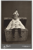 Fotografie Alb. Kurz, Stuttgart, Junger Knabe Als Clown Im Kostüm Verschwindet In Einer Kiste, Fasching, 1907  - Sonstige & Ohne Zuordnung