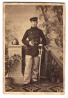 Fotografie Unbekannter Fotograf Und Ort, Feuerwehrmann In Uniform Mit Säbel Nebst Feuerwehr Helm, 1875  - Beroepen