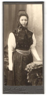 Fotografie Rich. Marth, Donaueschingen, Jung Frau Klara Im Trachtenkleid Mit Kopfbedeckung, 1906  - Anonymous Persons