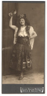 Fotografie Geschw. Baruch, Berlin, Mohrenstr. 63/64, Dame Als Zigeunerin Im Kostüm Mit Tamburin / Schellenreif, 1909  - Personnes Anonymes