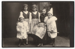 Fotografie H. Schönbucher, Villingen, Portrait Kleine Kinder Zum Fasching Als Clowns Und In Tracht Verkleidet  - Anonymous Persons