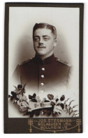Fotografie Jos. Stegmann, Mülhausen I. Els., Soldat In Uniform Rgt. 142, Passepartout Zur Erinnerung  - Oorlog, Militair