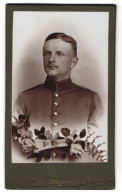Fotografie J. Stegmann, Mülhausen I. Els., Soldat Emil Neuelmann Aus Salzwedel In Uniform Rgt. 142, Passepartout, 1909  - Krieg, Militär