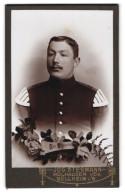 Fotografie Jos. Stegmann, Mülhausen I. Els., Soldat In Musiker Uniform Rgt. 142 Mit Schwalbennest, Passepartout  - Oorlog, Militair
