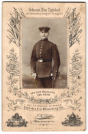 Fotografie J. K. Lischka, Strassburg I. Els., Soldat In Uniform Mit Bajonett, Passepartout Mit Propaganda Sprüchen  - War, Military