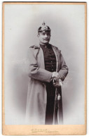 Fotografie J. Kuban, Konstanz, Hussenstr. 26a, Offizier In Uniform Mit Pickelhaube Baden Und Säbel  - Krieg, Militär