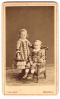 Fotografie F. Herrfurth, Merseburg, Brühl 4, Mädchen Mariechen Nebst Knabe Auf Sessel Sitzend  - Personnes Anonymes