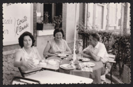 Photographie De 3 Personnes Prenant Un Repas Au Restaurant à Armeau Le 19 Juillet 1964, Yonne, 14x8,8 Cm - Places