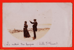 30554 / Rare Carte-Photo 1890s LES SABLES D' OLONNE 85-Vendée Couple Regardant La Rentrée Des Barques - Sables D'Olonne