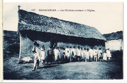 30734 / Les CHRETIENS Arrivent à L' EGLISE Madagaskar Ethnic Madagascar 1930s-Oeuvre PRETRES MALGACHES 113 Cpdom - Madagaskar