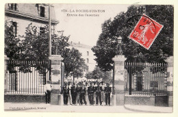 30567 / LA-ROCHE-SUR-YON 85-Vendée Entrée CASERNES 1906 à BOUTET Coiffeur St Nazaire-VASSELIER 1776 - La Roche Sur Yon