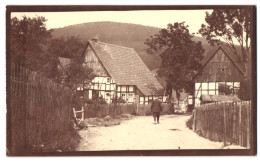 Fotografie Unbekannter Fotograf, Ansicht Messinghausen, Weg Im Ort Mit Wanderer, Fachwerkhaus, 1912  - Places