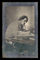 ECRIVAINS - MAXIME GORKI (1868-1936) ECRIVAIN RUSSE DANS SON CABINET DE TRAVAIL - Schrijvers