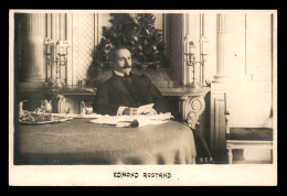 ECRIVAINS - EDMOND ROSTAND (1868-1918) DRAMATURGE FRANCAIS DANS SON CABINET DE TRAVAIL - Schrijvers