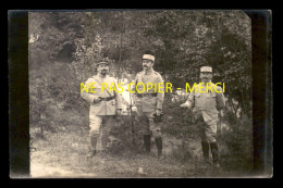 GUERRE 14/18 - MILITAIRES 92 SUR LE KEPI - THEATRE DE PLEIN-AIR -  3 CARTES PHOTOS ORIGINALES - War 1914-18