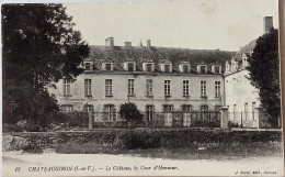 CPA Non Circulée , Châteaugiron (Ille Et Vilaine) - Le Château, La Cour D'Honneur.  (102) - Châteaugiron