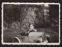 Jolie Photographie D'un Enfant Dans Une Belle Voiture à Roulette, Automobile, Jouet, Vintage, Années 40, 8,6x6,2 Cm - War, Military