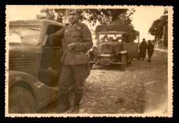 GUERRE 39/45 - SOLDAT ALLEMAND UTILISANT DES VEHICULES FRANCAIS - CARTE PHOTO ORIGINALE - Weltkrieg 1939-45