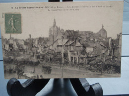Cpa  DOUAI En Ruines  - La Grand'Place (Côté Des Cafés), Adressée à Montières Les Amiens - Douai