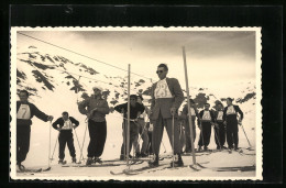 Foto-AK Ski-Läufer Mit Startnummern Bei Einem Slalom-Wettbewerb  - Deportes De Invierno