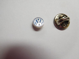 Beau Petit Pin's , Auto Logo VW Volkswagen  , Fond Argent , 8 Mm De Diamètre - Volkswagen