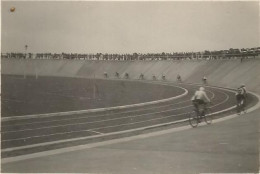VIETNAM , INDOCHINE , HUE LE STADE : COURSES CYCLISTES - Asie