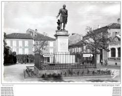 CPA (Réf : I559) NÉRAC (LOT Et GARONNE 47) Place Général Leclerc, Statue Henri IV - Nerac