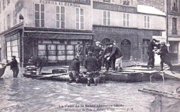 94 - Val De Marne - Crue De La Seine - Janvier 1910 - Distribution De Pain A MAISONS ALFORT - Maisons Alfort
