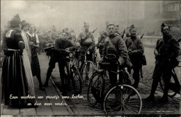 CPA Niederländische Armee, Soldaten Mit Fahrrädern, Frauen In Tracht - Andere & Zonder Classificatie