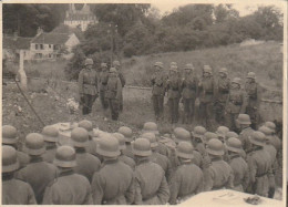 Foto Deutsche Soldaten Bei Beerdigung - 2. WK - 11*8cm (69549) - Guerra, Militari