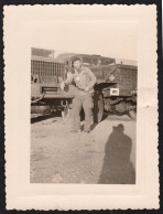 Jolie Photographie D'un Soldat Posant Devant Des Camions Militaires Le 17/11/57, Message à Sa Petite Amie, 8x10,6cm - Guerre, Militaire