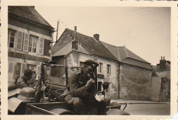 Foto Deutsche Soldaten Bei Rast In PKW - 2. WK - 8*5cm (69553) - Guerre, Militaire