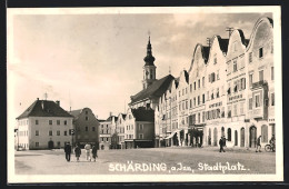 AK Schärding, Stadtplatz Mit Apotheke Und Passanten  - Autres & Non Classés