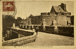 CPA (Ille Et Vilaine). SAINT MALO. Les Remparts à La Porte Saint Vincent (n°21) - Saint Malo