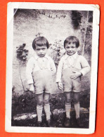 27276 /⭐ ◉ Photographie ◉ Jumeaux , Jumelles ? 2 Enfants +- 3 Ans Short à Bretelles 1930s   ◉ Photo 6,2x8,9cm - Anonymous Persons