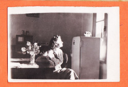 27272 /⭐ ◉  Photographie 13x8,4cm ◉ Cuisine Ambiance 1950s Frigo Frigidaire Radio T.S.F  Jeune Femme  ◉ LEVY 16 - Personnes Anonymes
