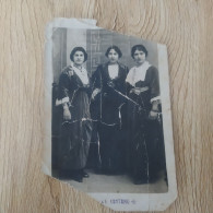 Postal Antigua Rota De Tres Mujeres Vestidas De época - Photographie