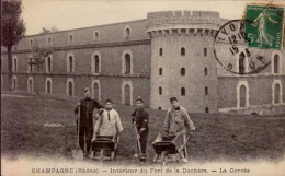 CHAMPAGNE ( RHONE )   INTERIEUR DU FORT DE LA DUCHERE  . LA CORVEE - Barracks