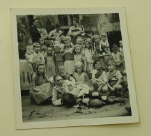 Young Girls And Boys At A Children's Party - Personnes Anonymes