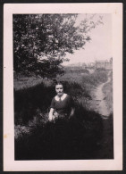 Jolie Photographie D'une Jeune Fille Pdt La Ww2 Mai 1940, "Allée Des Rats", Carhaix Plouguer, Finistère 6,5x9,3cm - Orte