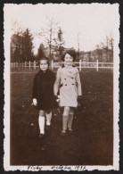 Jolie Photographie De Deux Petites Filles Posant Dans Une Lieu à Situer à Vichy En Octobre 1937, 8,8x6cm - Orte