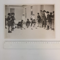 Foto Giovani Balilla In B/n - Bambini Giocano Con Dei Modellini Di Auto - Periodo Anni '30 - Guerra, Militari