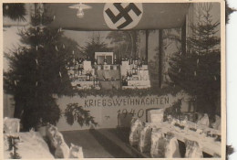 Foto Festsaal - Kriegsweihnachten 1940 - Hakenkreuzfahnen Weihnachtsbäume - 2. WK - 8*5cm (69563) - Krieg, Militär