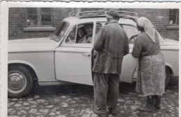 PHOTO-ORIGINALE- UN COUPLE A COTÉ DE  L'AUTOMOBILE VOITURE ANCIENNE PEUGEOT 403 -1960 - Coches